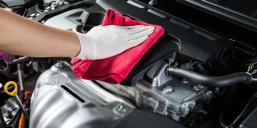 Why Engines Get Greasy And How to Clean Them: Expert Tips